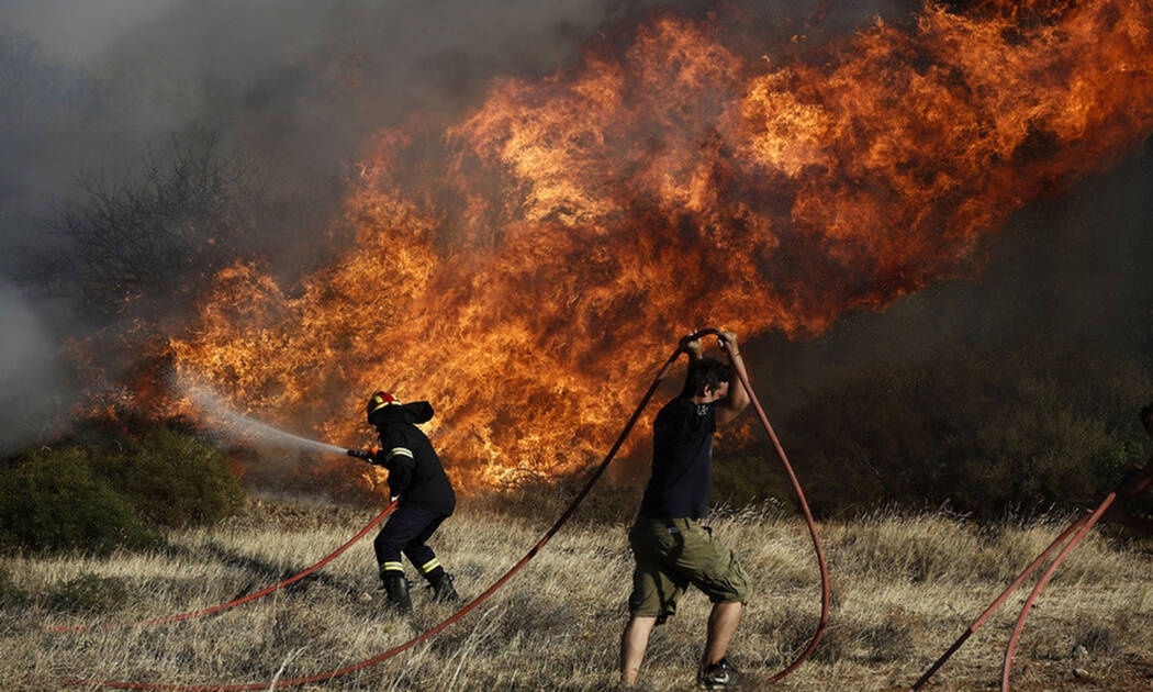Φωτιά ΤΩΡΑ στα Μέγαρα - Οι φλόγες απειλούν σπίτια