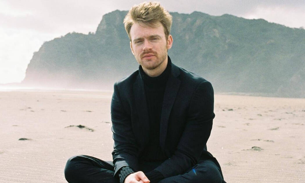 Εσύ ξέρεις ποιος είναι ο γοητευτικός νεαρός της φωτογραφίας;