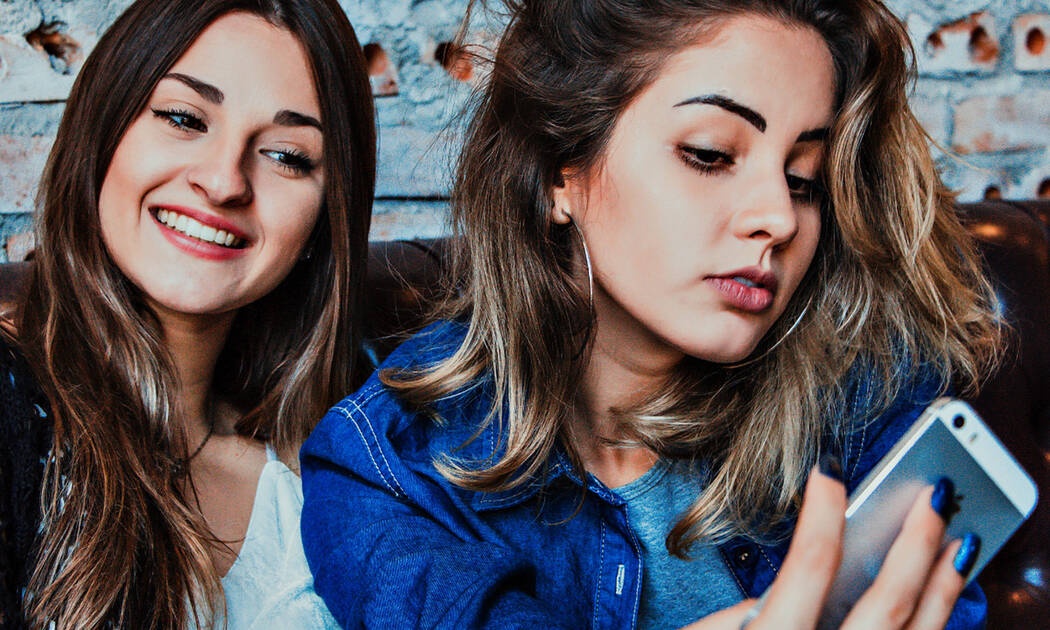 9 αστεία πράγματα που κάνεις με την αδερφή σου και μόνο εκείνη σε καταλαβαίνει