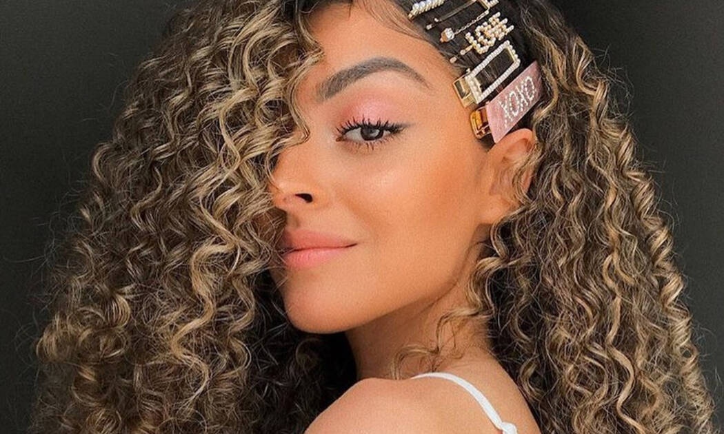 Aν έχεις σγουρά μαλλιά, έχουμε όλη την καλοκαιρινή έμπνευση που χρειάζεσαι για να χτενιστείς!