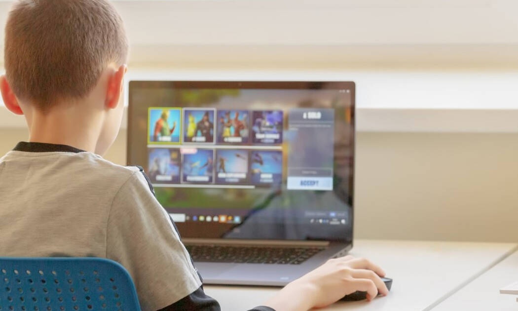 Γιατί πρέπει να παίζετε διαδικτυακά παιχνίδια με τα παιδιά σας