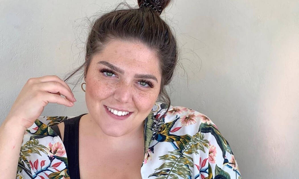 Δανάη Μπάρκα: Η κόρη της Βίκυς Σταυροπούλου με μαγιό στην πιο απίθανη πόζα του καλοκαιριού