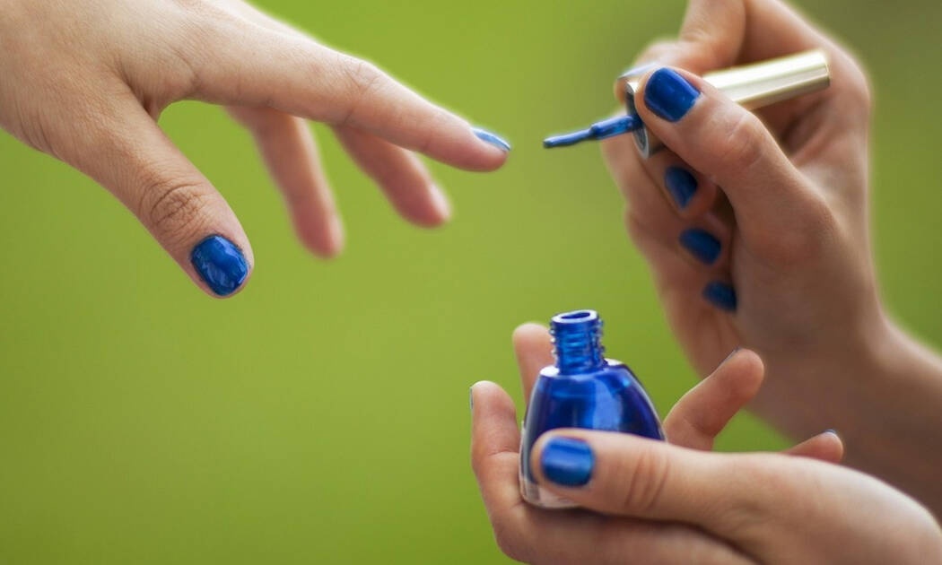 Το μπλε της θάλασσας στα νύχια σου