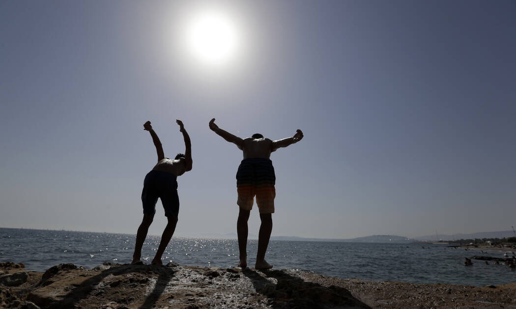 Ο καύσωνας είναι ΕΔΩ: Πού και πότε θα δείξει το θερμόμετρο μέχρι και 42 βαθμούς Κελσίου (χάρτες)