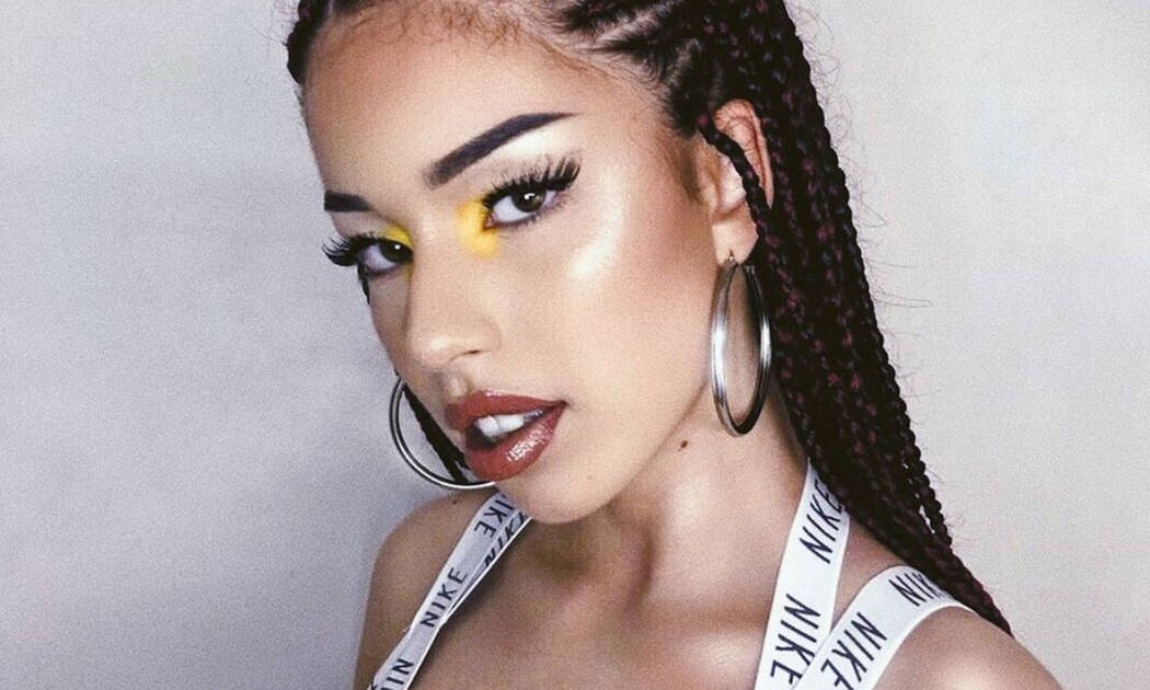 Natasha Kay: Η τραγουδίστρια ποζάρει με μαγιό και αφήνει άφωνες