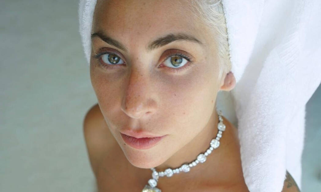 Hot! Η Lady Gaga ποζάρει μόνο με το εσώρουχό της 