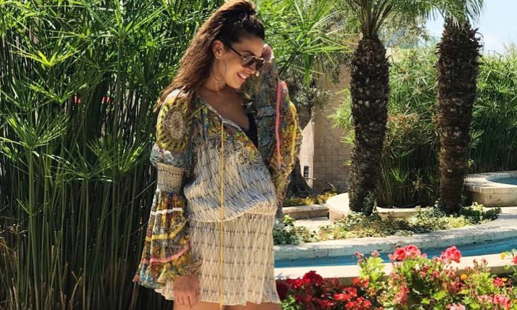 Έλενη Χατζίδου: Ένα μήνα πριν τον τοκετό φωτογραφίζεται με τους γονείς της (pics)