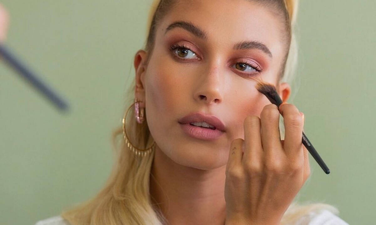 Να πώς θα αντιγράψεις την Hailey Baldwin και θα βγάλεις την πιο εντυπωσιακή selfie