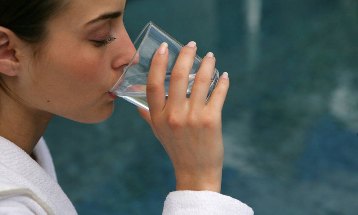 5 τρόποι για να αυξήσετε την πρόσληψη νερού (εικόνες)