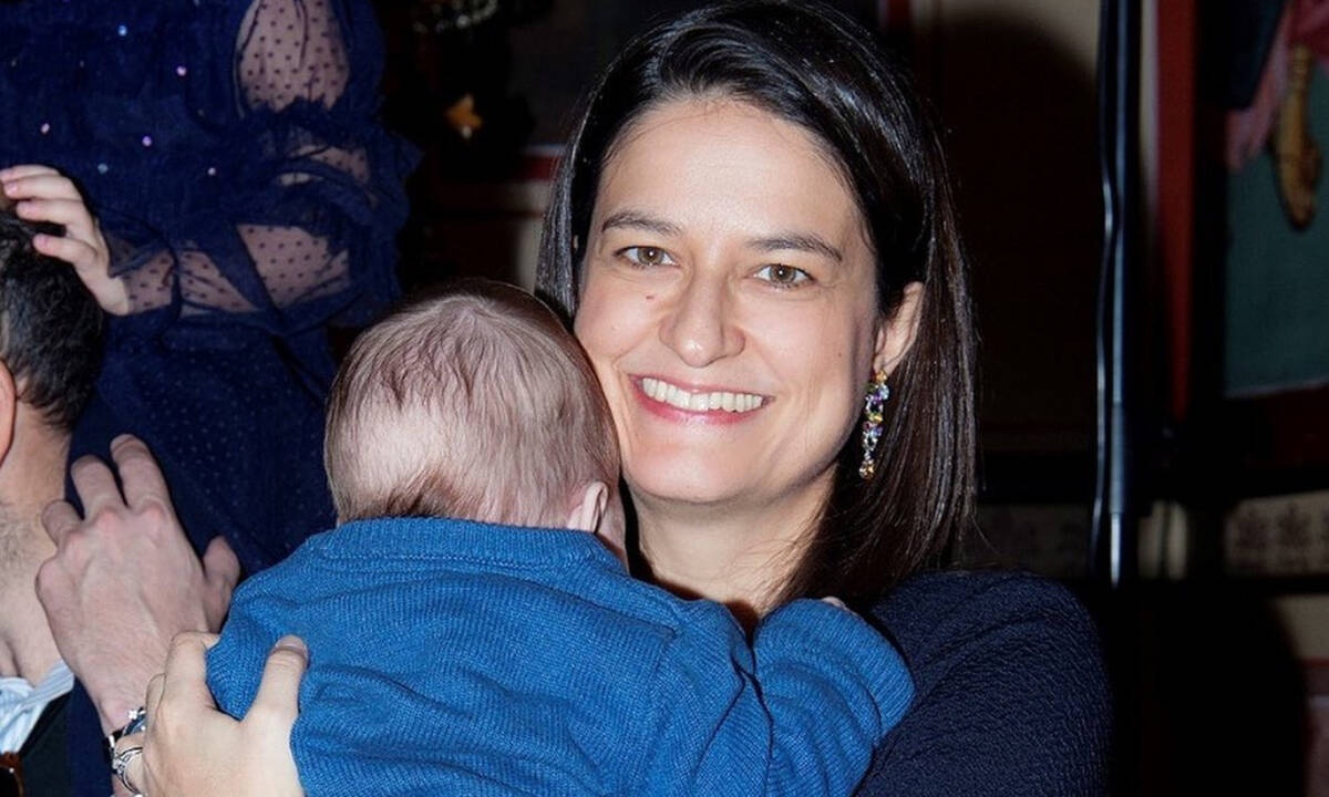 Νίκη Κεραμέως: Δείτε την υπουργό Παιδείας να διαβάζει με τα παιδιά της (pics)