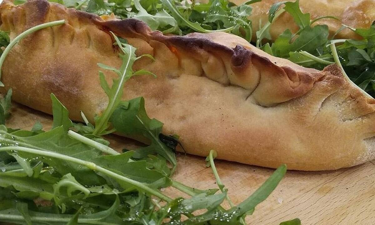 Pizza Καλτσόνε από τον Τσούλη