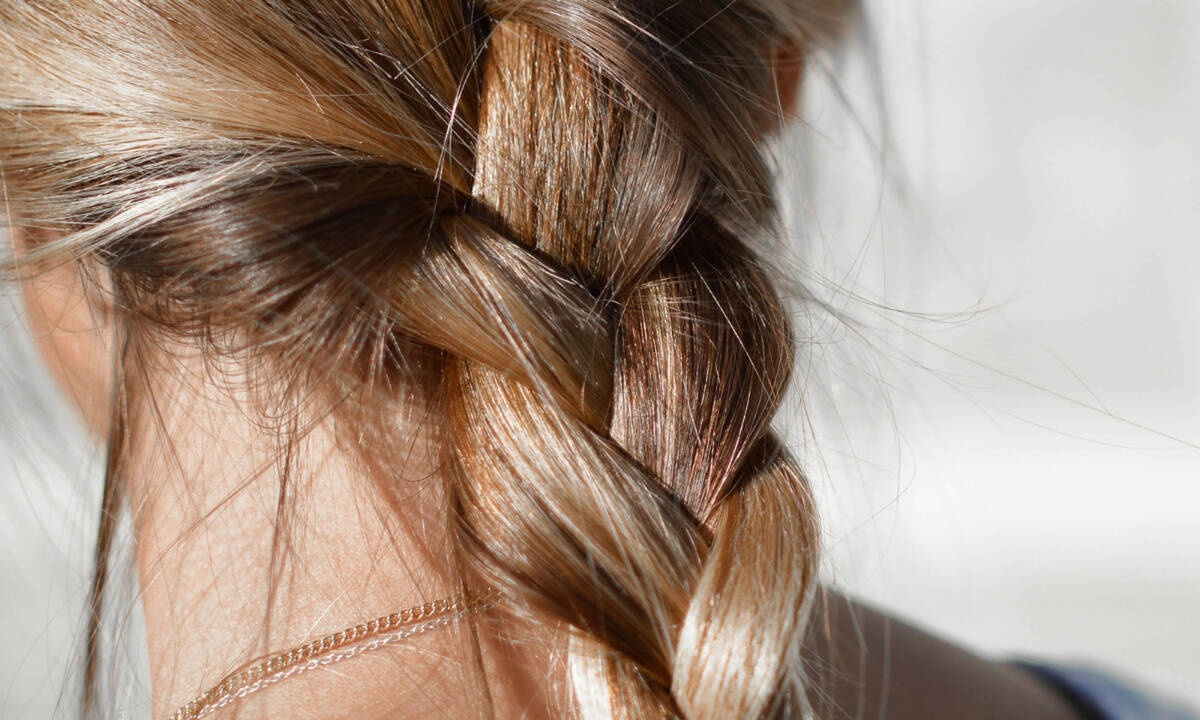 Scrub μαλλιών: ποιος είπε πως η απολέπιση είναι μόνο για το σώμα;