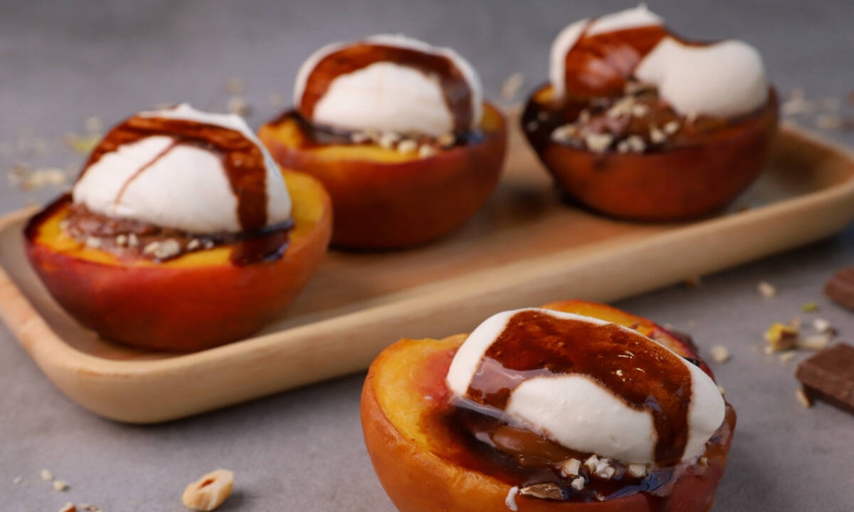 Ψητά ροδάκινα με καραμέλα γάλακτος από τον Τσούλη