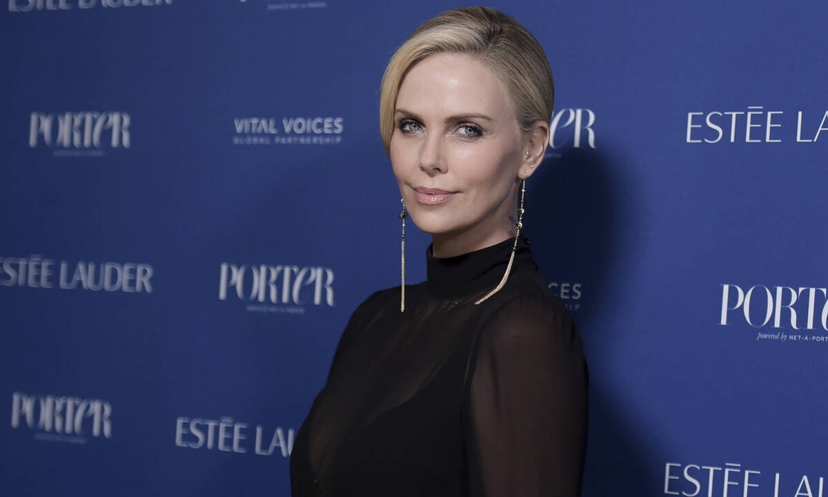 Είναι αυτή η Charlize Theron; Κάποιος μας κάνει πλάκα
