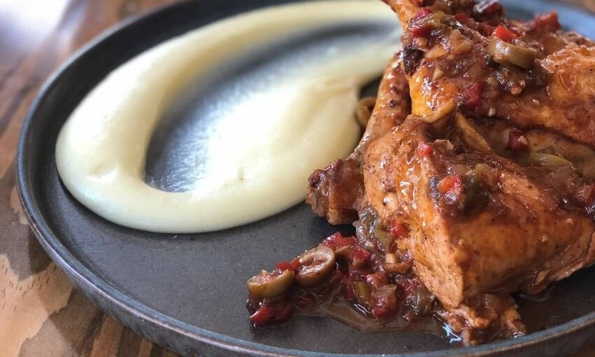 Κοτόπουλο κοκκινιστό με ελιές που αξίζει να δοκιμάσεις