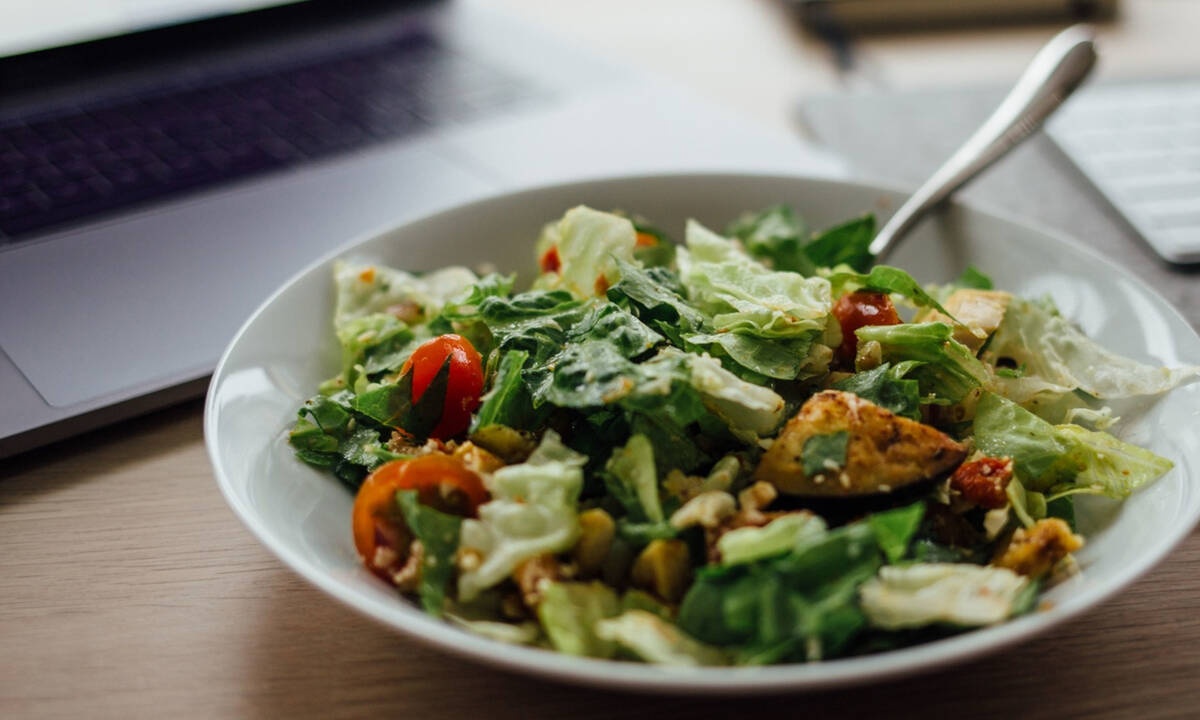 Με αυτούς τους 4 τρόπους μπορείς  να τρως πιο υγιεινά το μεσημέρι στο γραφείο