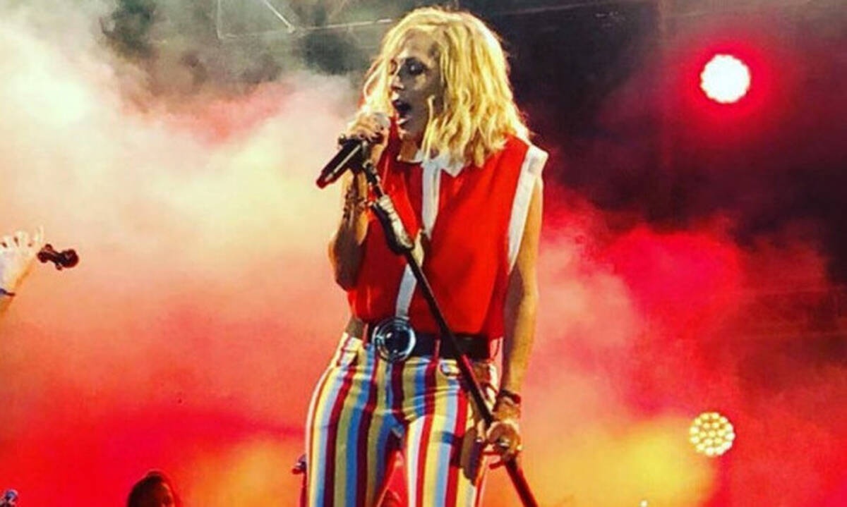 Απαγόρευσαν στην Άννα Βίσση να σηκώσει την ελληνική σημαία στον αγώνα του Τσιτσιπά (photos)