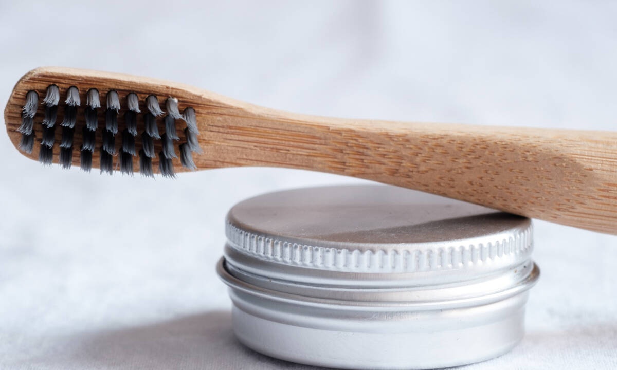 Έπεσε οδοντόκρεμα στα ρούχα σου; Δες πώς θα τον αφαιρέσεις σε χρόνο dt