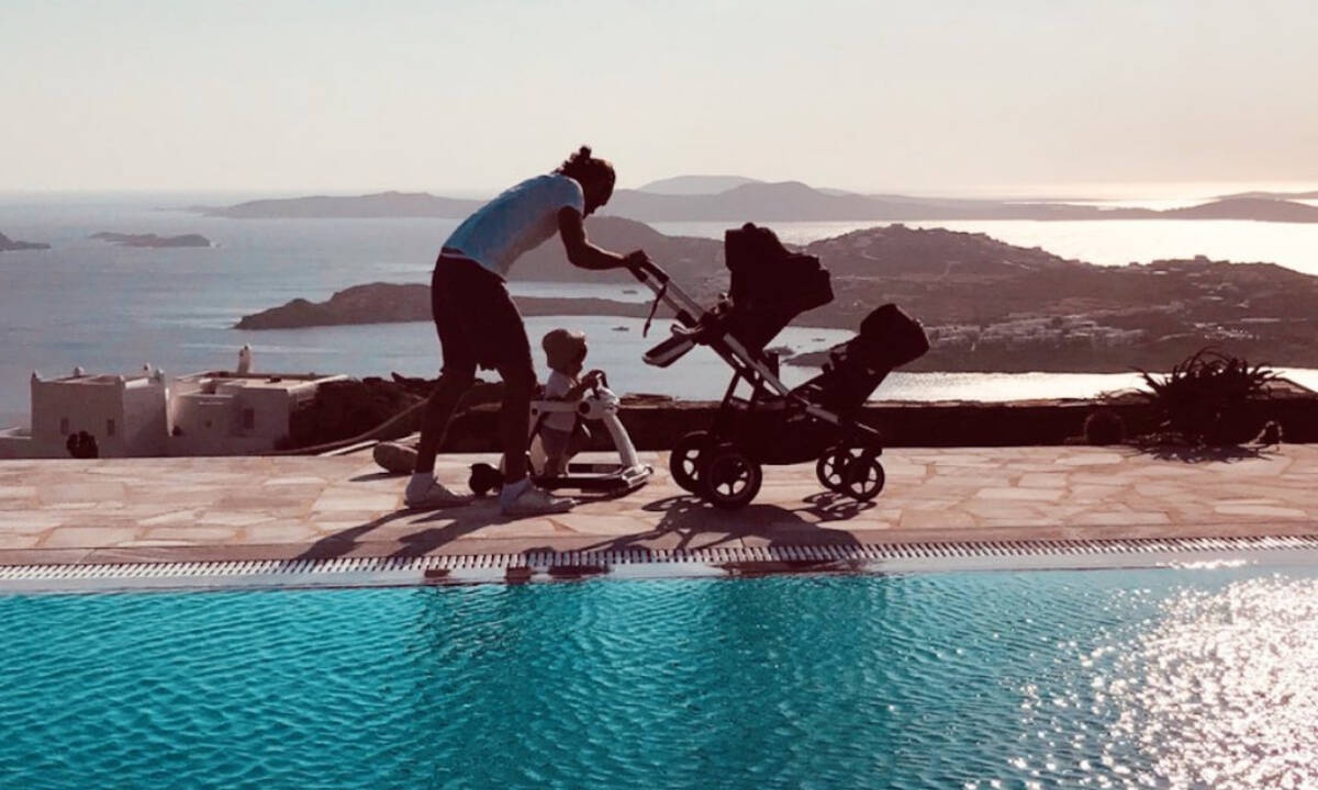 Ένα από τα δίδυμα έκανε τα πρώτα του βήματα - Δείτε το βίντεο που δημοσίευσε η Ελληνίδα μαμά (vid)