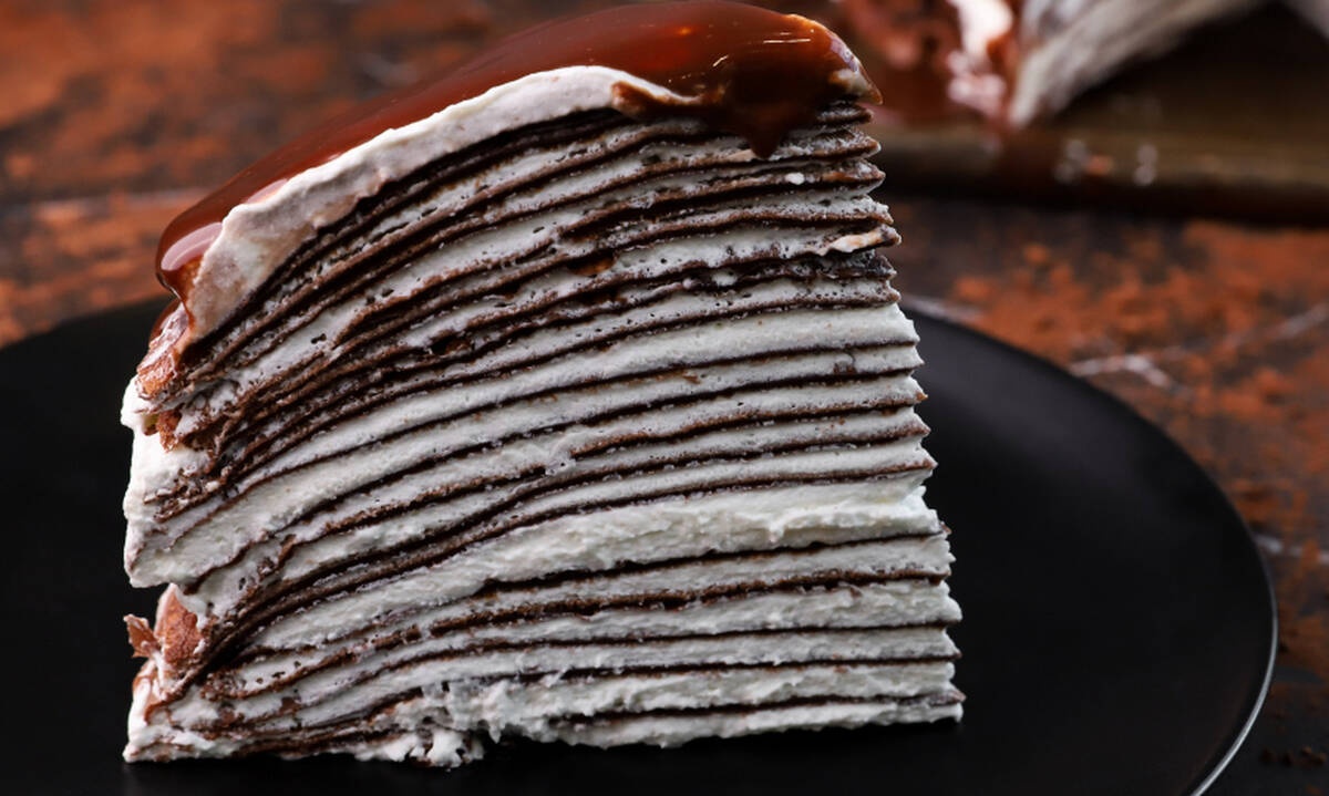 Πεντανόστιμη τούρτα με σοκολατένιες κρέπες