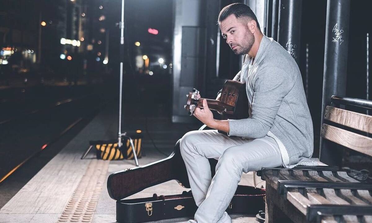 Ηλίας Βρεττός: Πιο αισθαντικός από ποτέ μας τραγουδά παίζοντας κιθάρα (video)