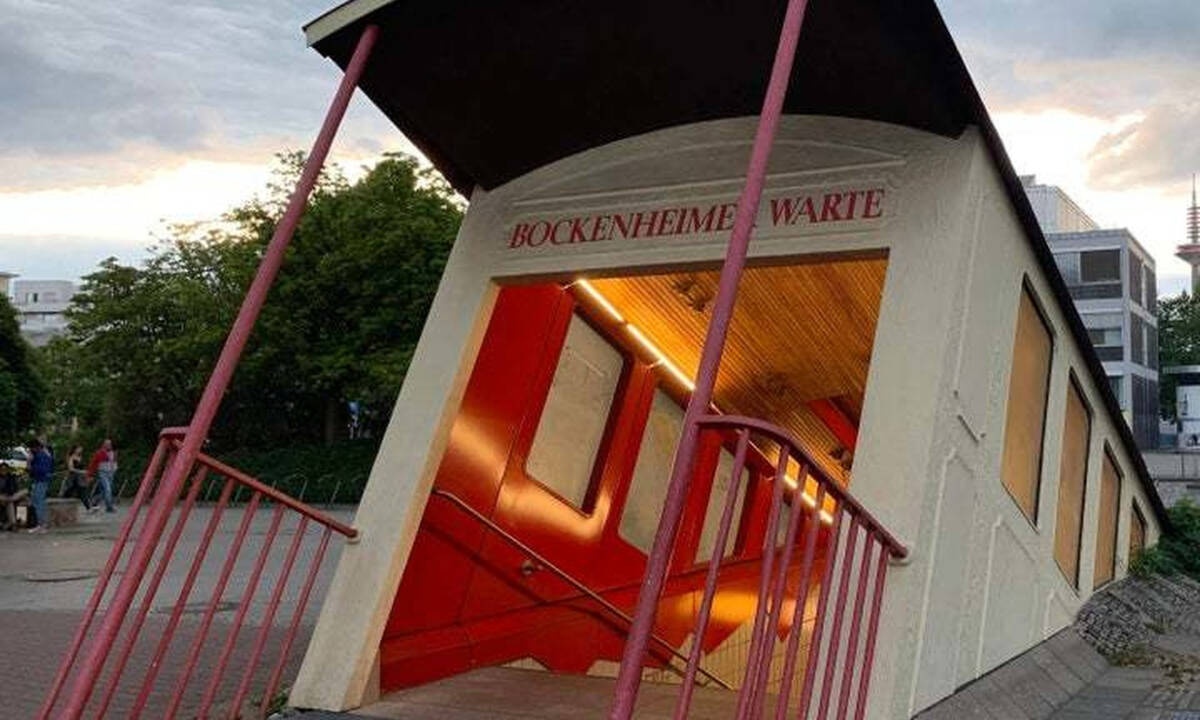 Μοιάζει με τρένο που «καταβρόχθισε» η γη. Τι είναι όμως;