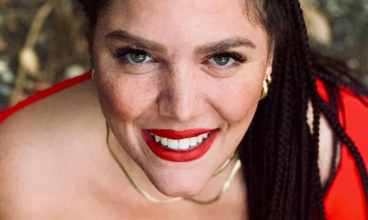 Η Δανάη Μπάρκα ποζάρει με το μαγιό της και μας βάζει τα γυαλιά