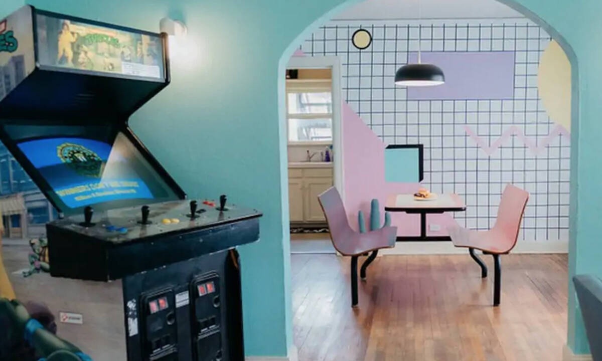 Αυτό το  διαμέρισμα σε μεταφέρει στα '80 με τον πιο colorful τρόπο