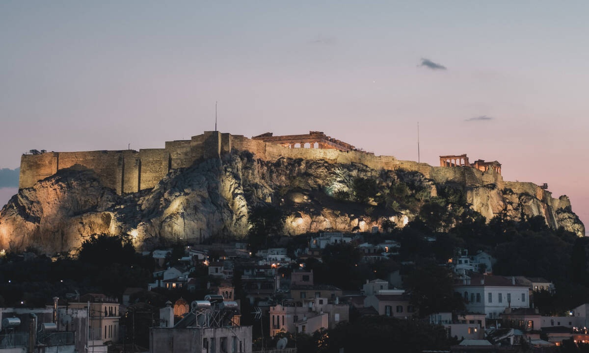 Η βόλτα στο κέντρο της Αθήνας δεν είναι «ντεμοντέ» και η teen queen μας πάει στα στέκια της