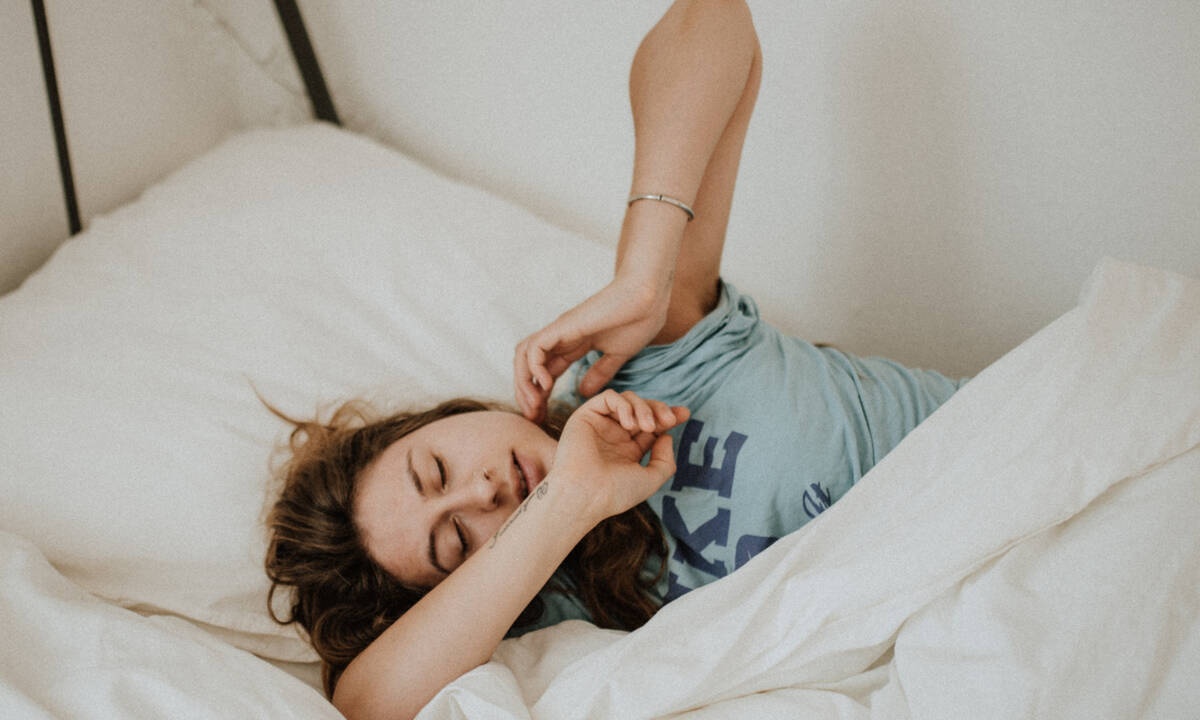 Πώς θα σηκωθείς από το κρεβάτι μέσα σε 1 λεπτό