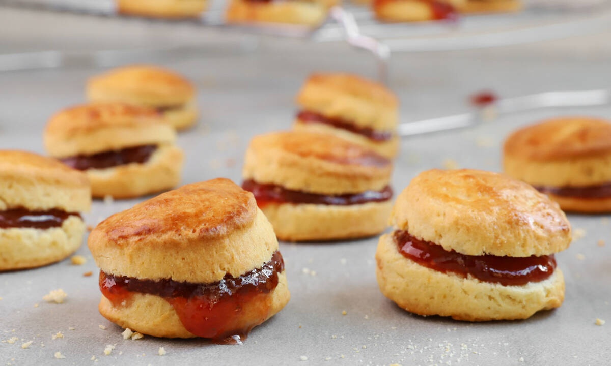 Αφράτα μπισκότα με μαρμελάδα φράουλας από τον Γιώργο Τσούλη 