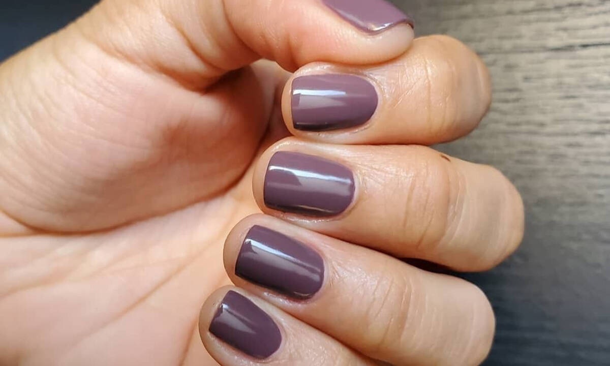 Με αυτά τα 8 χρώματα θα βάφεις τα νύχια σου αυτό το φθινόπωρο