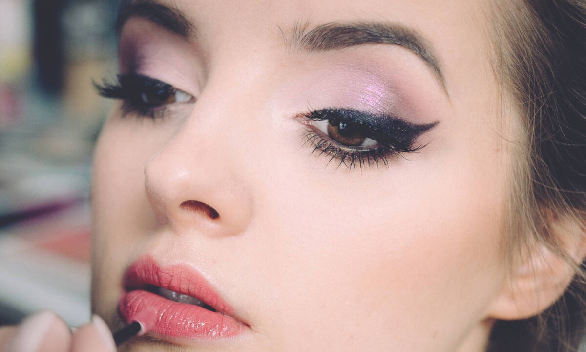 How To: Το κόλπο για να ξεβάψεις σωστά τα μάτια σου χωρίς να τα τρίβεις για ώρα