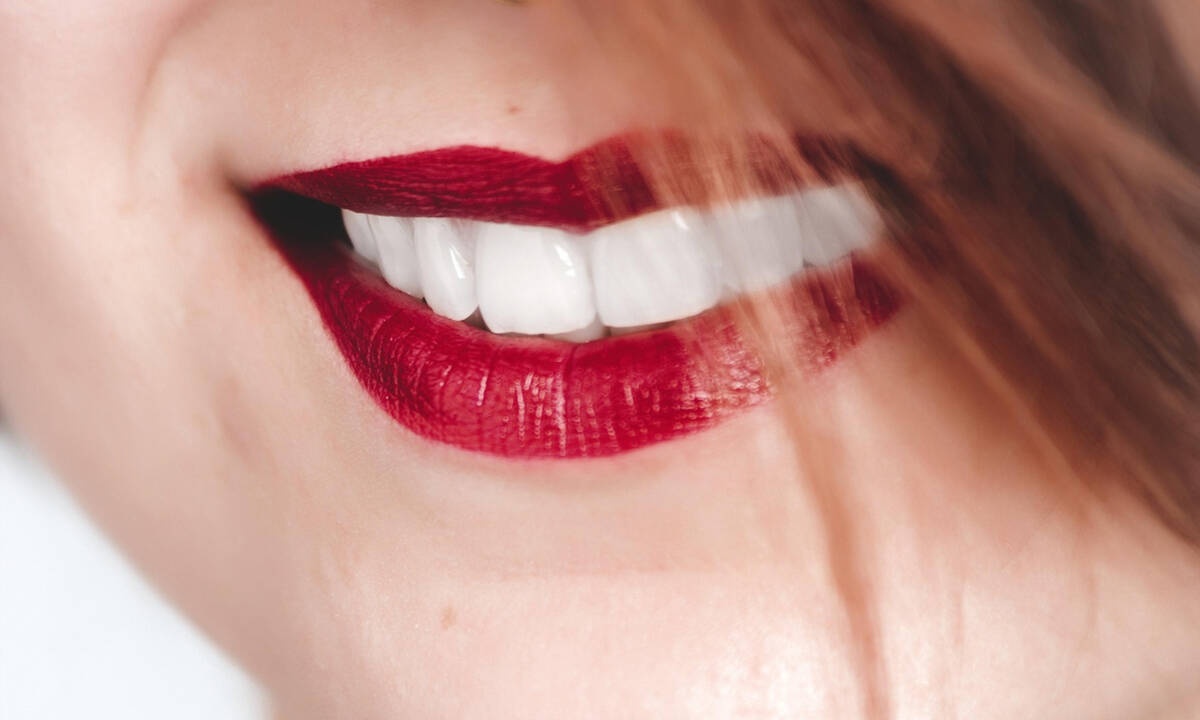 Θέλεις να δείχνεις νεότερη; Κάνε λεύκανση στα δόντια σου