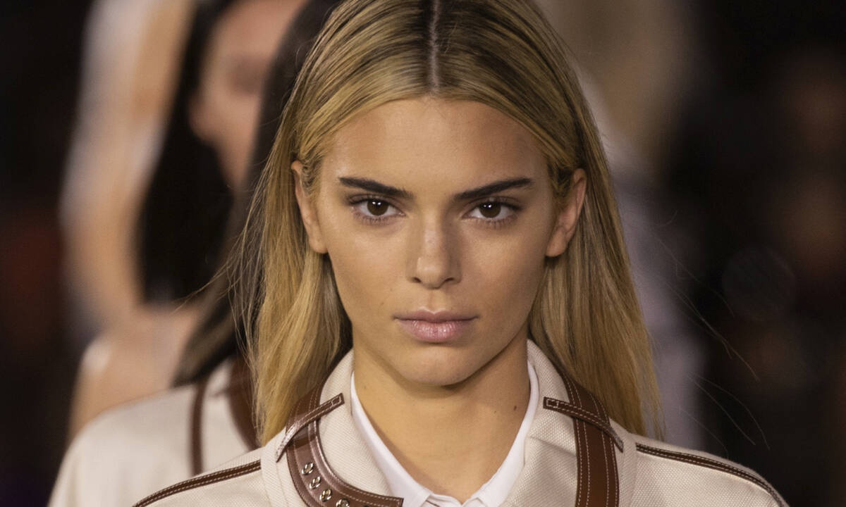 Τέρμα το ξανθό για την Kendall Jenner! Άλλαξε πάλι τα μαλλιά της