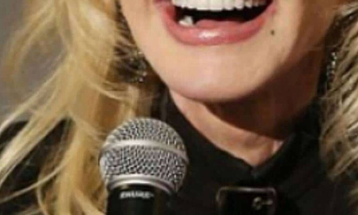 Δεν θα πιστέψεις ποια τραγουδίστρια κοιμάται μακιγιαρισμένη!