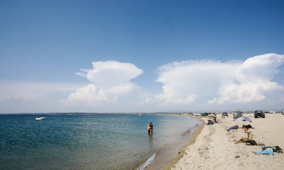 Καιρός: Στις παραλίες για την τελευταία Κυριακή του μήνα - Πότε επιστρέφει το φθινόπωρο (pics)