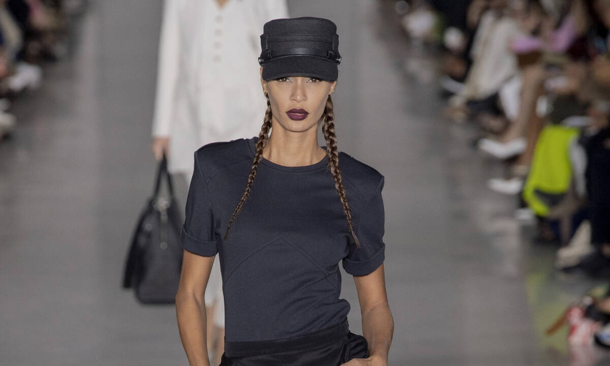 Τα τζόκεϊ καπέλα κυριάρχησαν στις πασαρέλες των μεγαλύτερων οίκων μόδας για την Άνοιξη 2020