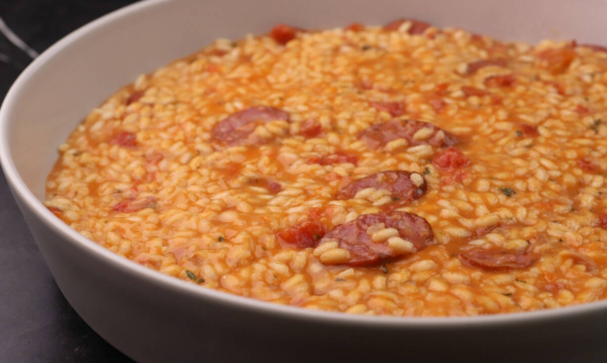 Ριζότο με λουκάνικα από τον Τσούλη για να γλείφεις τα δάχτυλά σου