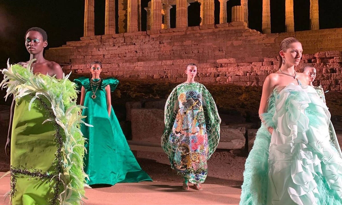 Τα beauty trends από το χθεσινό fashion show της Μary Katrantzou στο Σούνιο που μας καθήλωσε