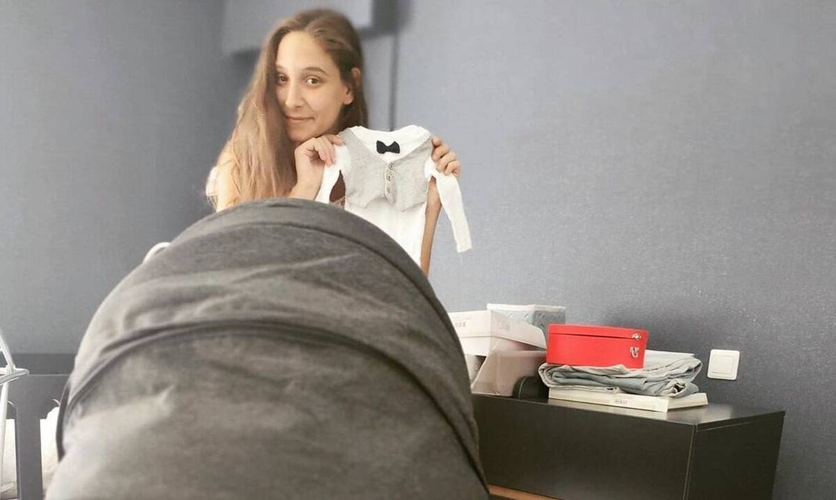 Φωτεινή Αθερίδου: Λίγες μέρες μετά τη γέννα έκανε την πρώτη βόλτα με τον γιο της (photos)