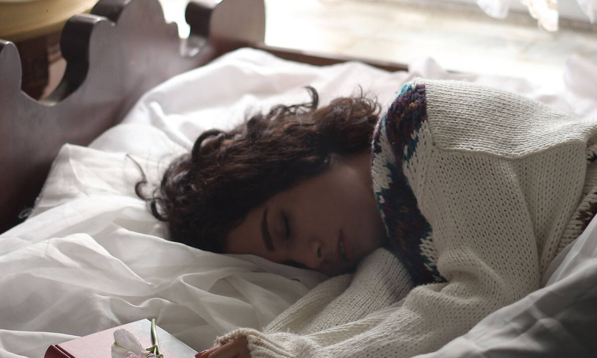 Τι πρέπει να φοράς όταν κοιμάσαι για να έχεις έναν ήρεμο ύπνο, σύμφωνα με τους ειδικούς