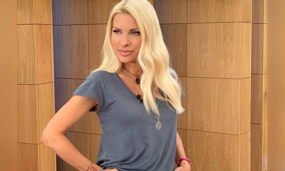 Φέτος, η Ελένη Μενεγάκη αυτό το χρώμα προτιμάει στα παπούτσια