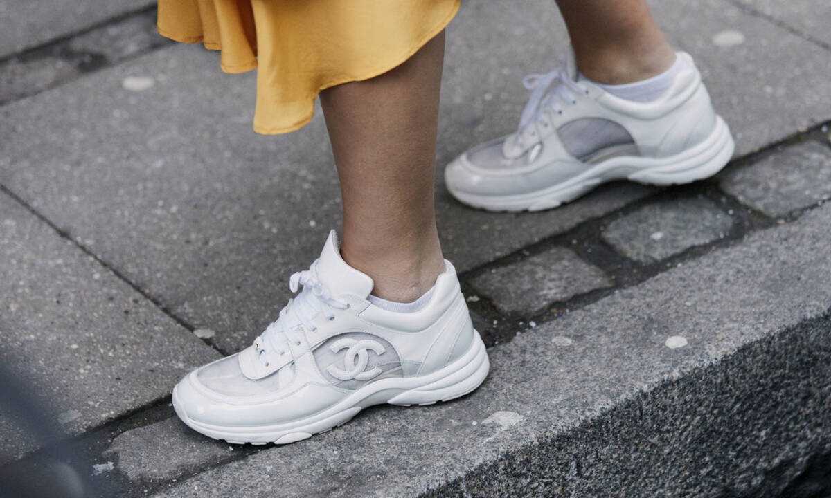 Επτά νέοι, cool τρόποι να φορέσεις τα sneakers σου φέτος