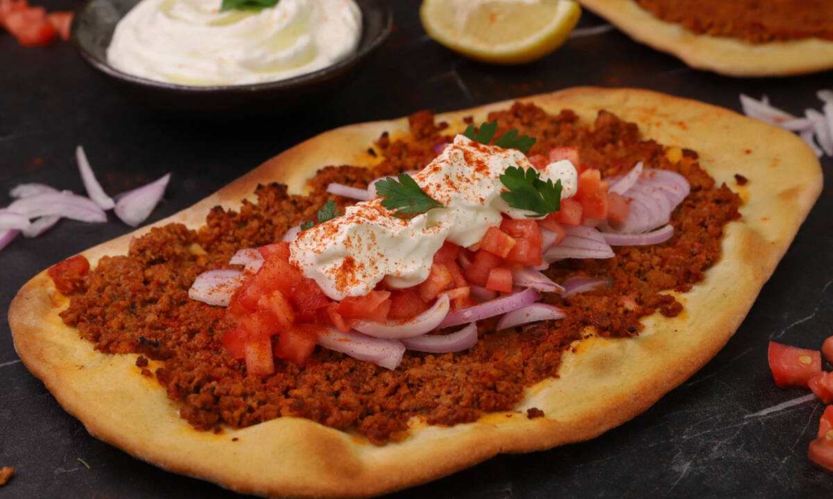 Αν σου αρέσει το λαχματζούν θα ξετρελαθείς με αυτή τη συνταγή από τον Γιώργο Τσούλη 