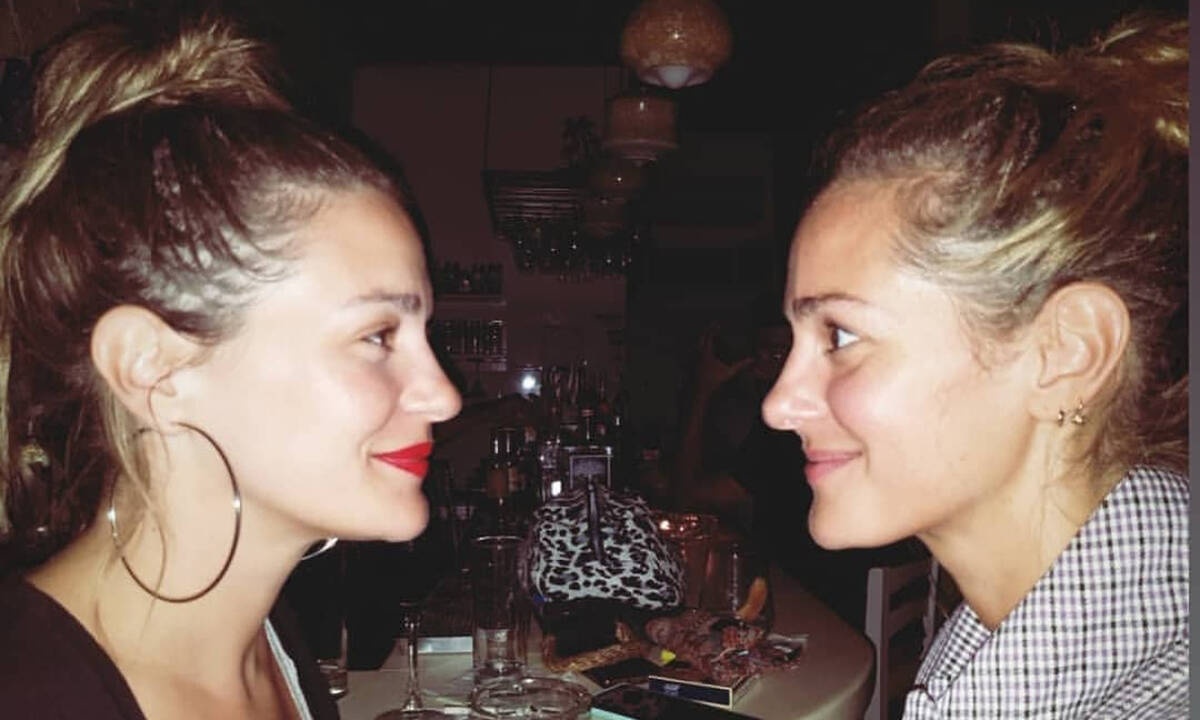 Νατάσσα Μποφίλιου: 5+1 φωτογραφίες με την αδερφή της – Η ομοιότητα είναι εκπληκτική (pics)