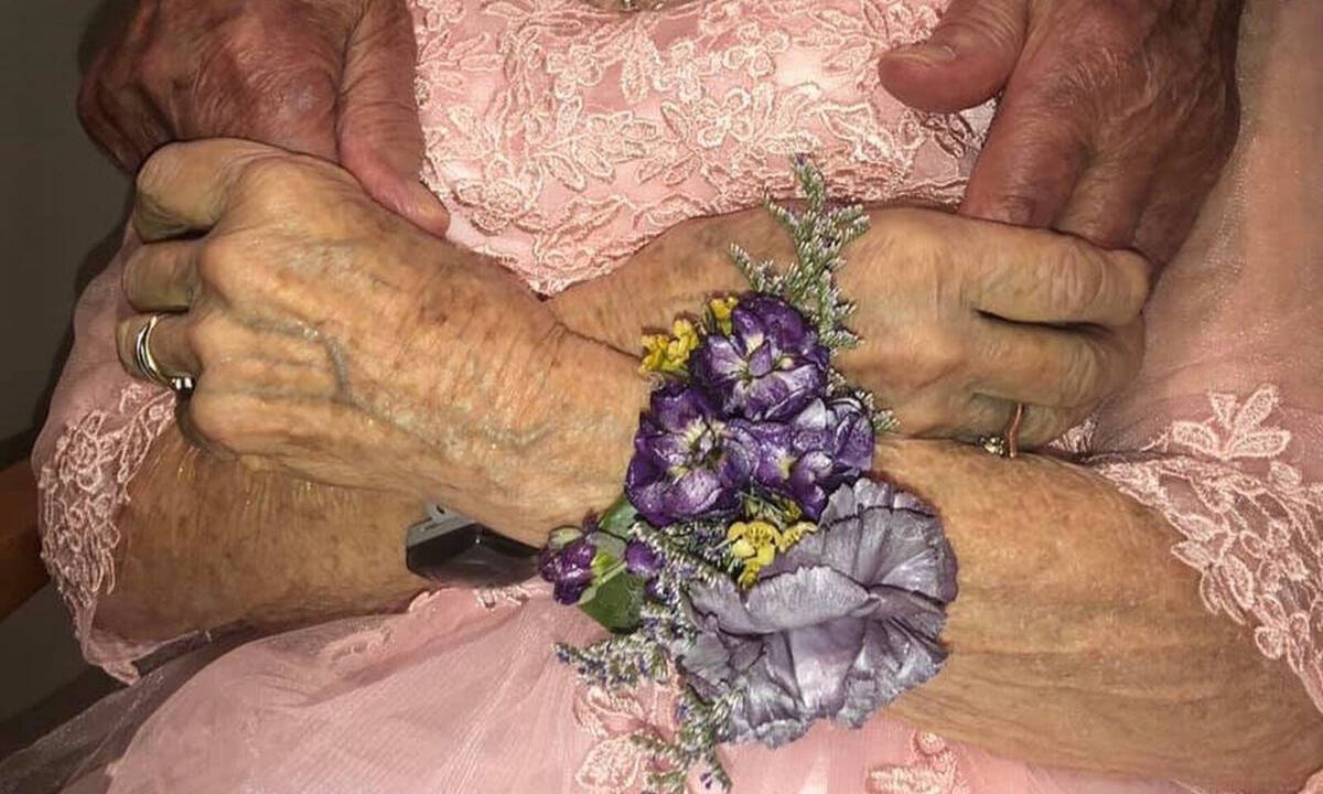 Θα ραγίσει η καρδιά σας: Η αντίδραση ηλικιωμένης με άνοια στην 72η επέτειο με το σύζυγό της (pics)