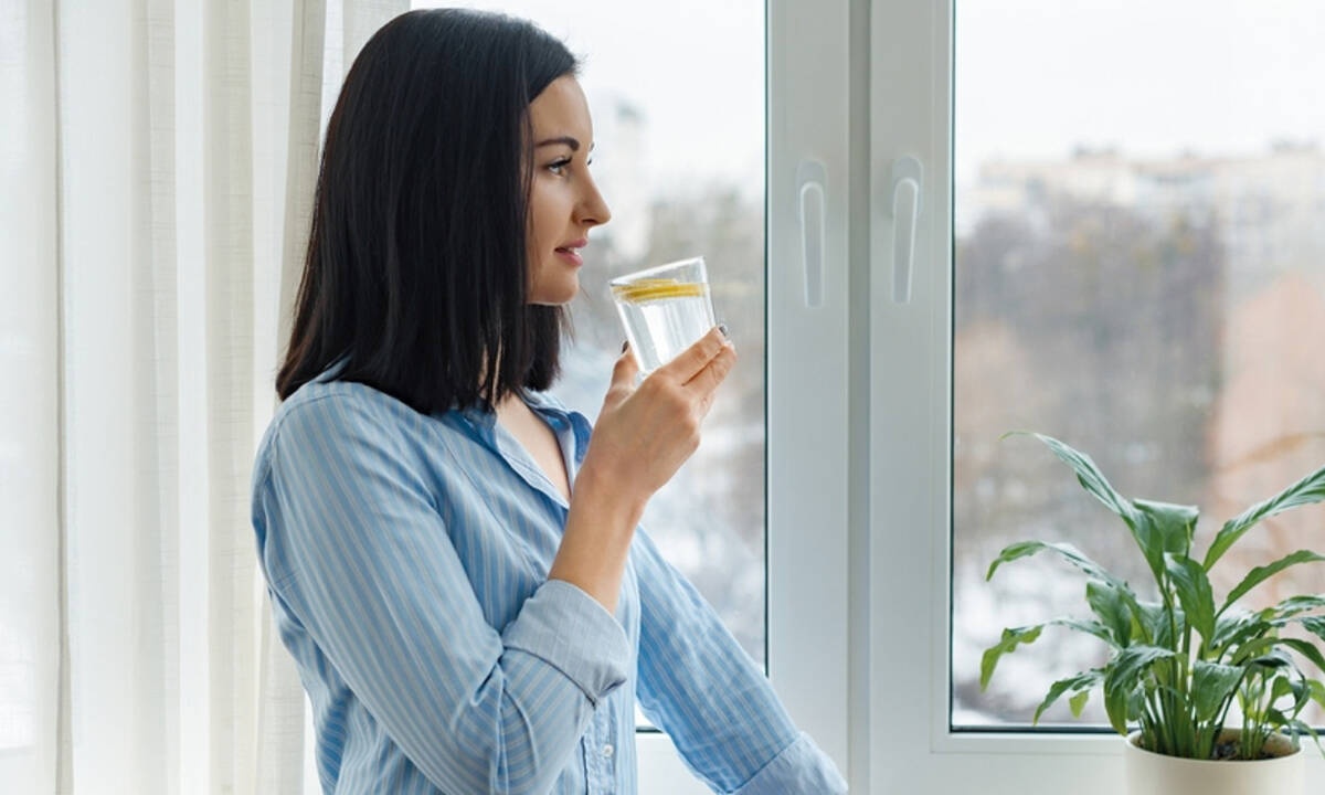 Νερό με λεμόνι το πρωί: 7 οφέλη για την υγεία (εικόνες)