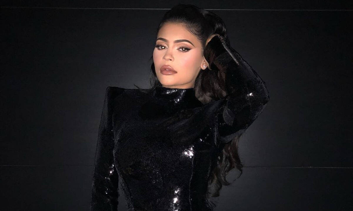 Το «rise and shine» της Kylie Jenner έγινε viral και τα αντίστοιχα memes είναι όλα τα λεφτά