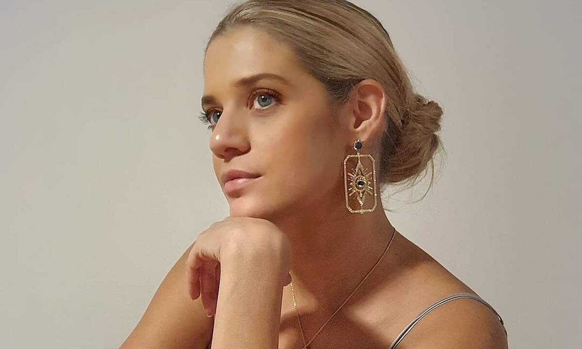 Θυμάστε την Τζένη Θεωνά ξανθιά; Ξεχάστε την! Άλλαξε τα μαλλιά της και είναι μία... άλλη! (pics+vid)